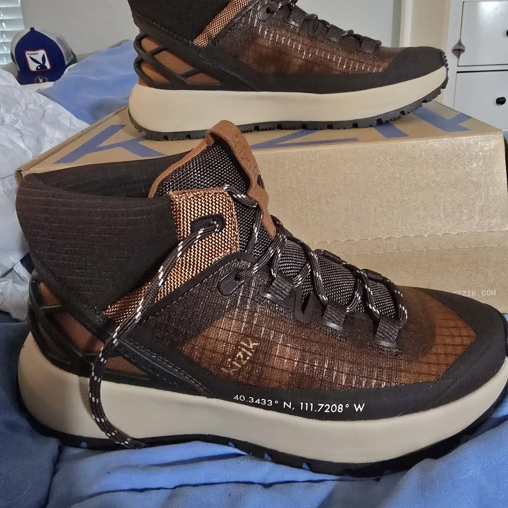 Women's Kizik Wasatch Mid Sneakers Size 7.5